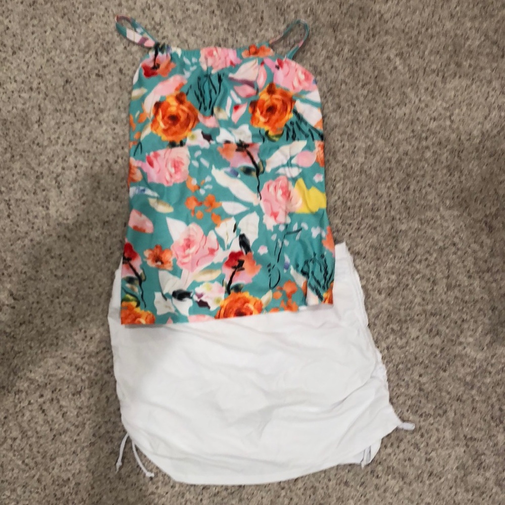 Seafancy tankini top w/white swim skirt. Size XL.